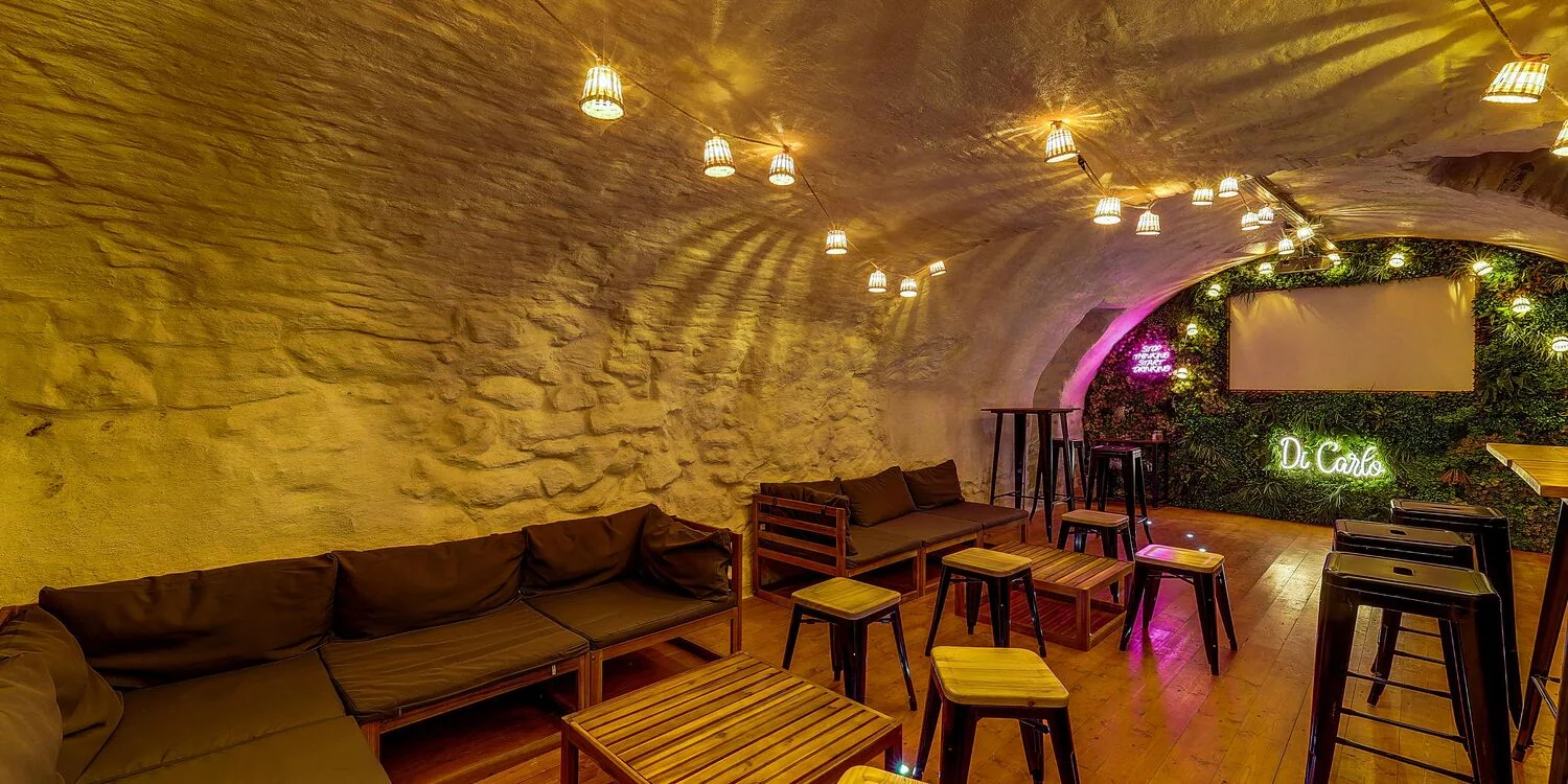 La cave du DiCarlo et ses banquettes.