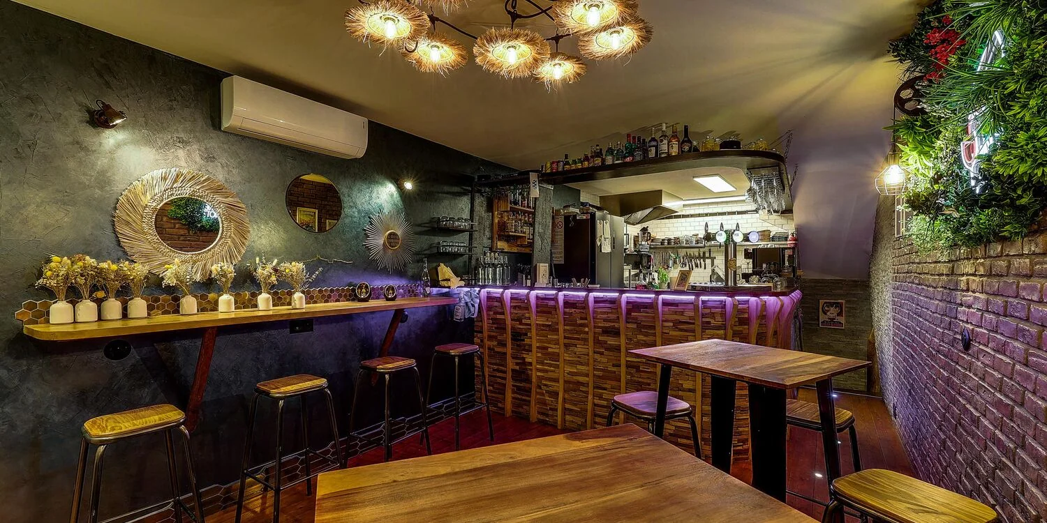 Le bar et les tables du DiCarlo, dans le quartier du Panier